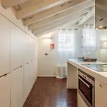 Ghirlandina Loft - In The Historic Center Of